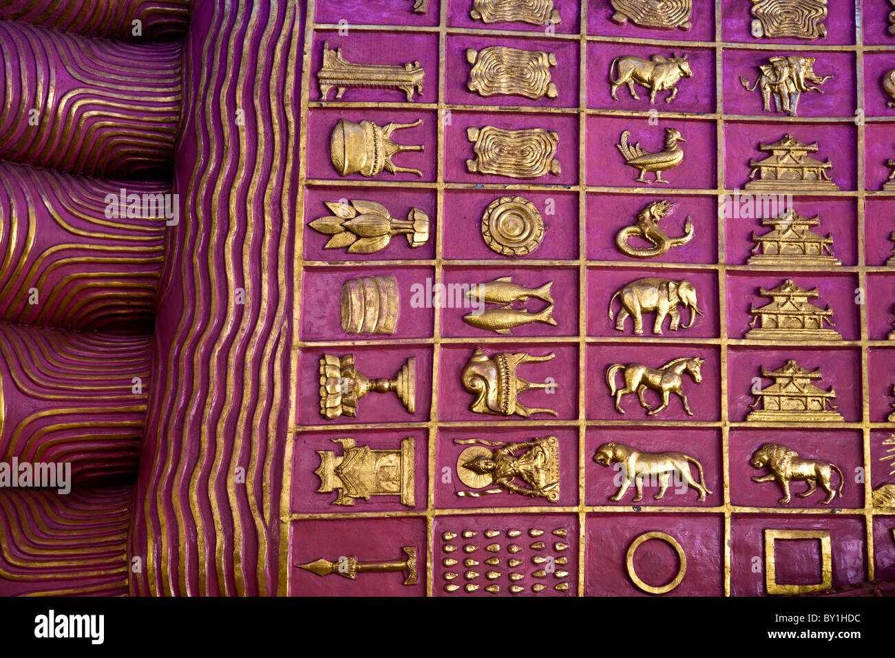 Myanmar, Burma, Yangon, Rangun.  Reclining Buddha, Chaukhtatgyi Paya in Yangon hat 108 heilige Symbole auf den Sohlen seiner Stockfoto