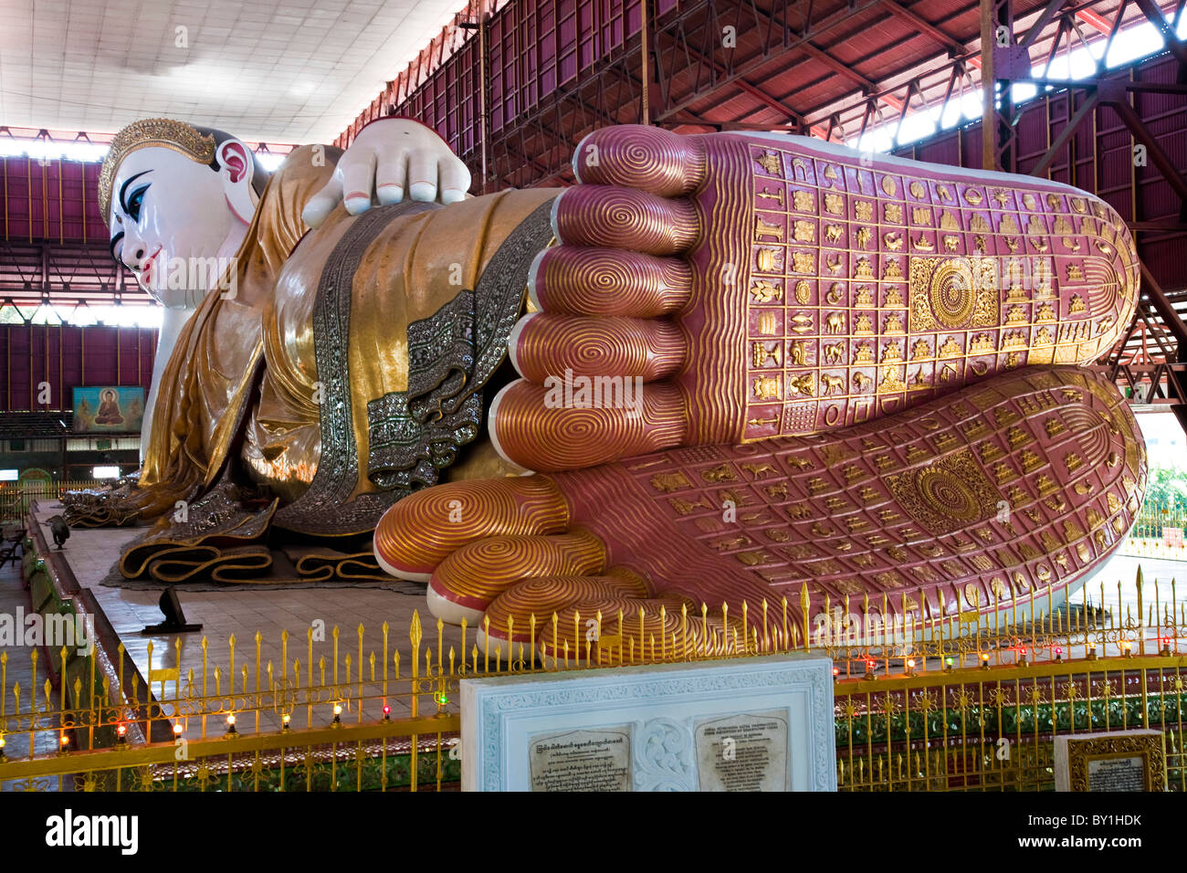 Myanmar, Burma, Yangon, Rangun.  Reclining Buddha, Chaukhtatgyi Paya in Yangon hat 108 heilige Symbole auf den Sohlen seiner Stockfoto
