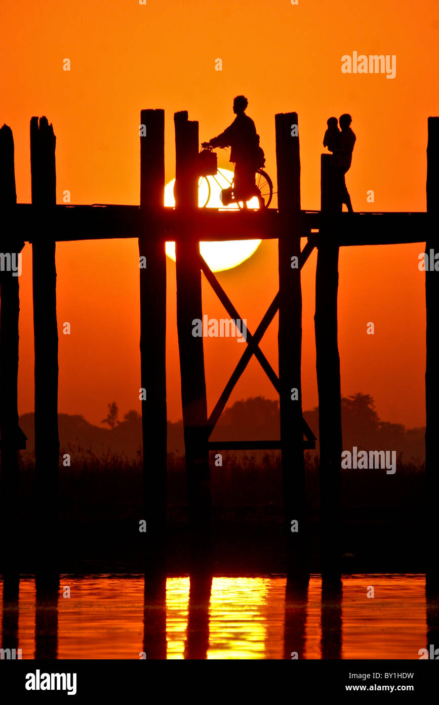 Myanmar, Burma, Amarapura, Taungthaman-See, U Bein Brücke.  Eine Familie nach Hause laufen bei Sonnenuntergang über U Bein Brücke, über 200 Stockfoto