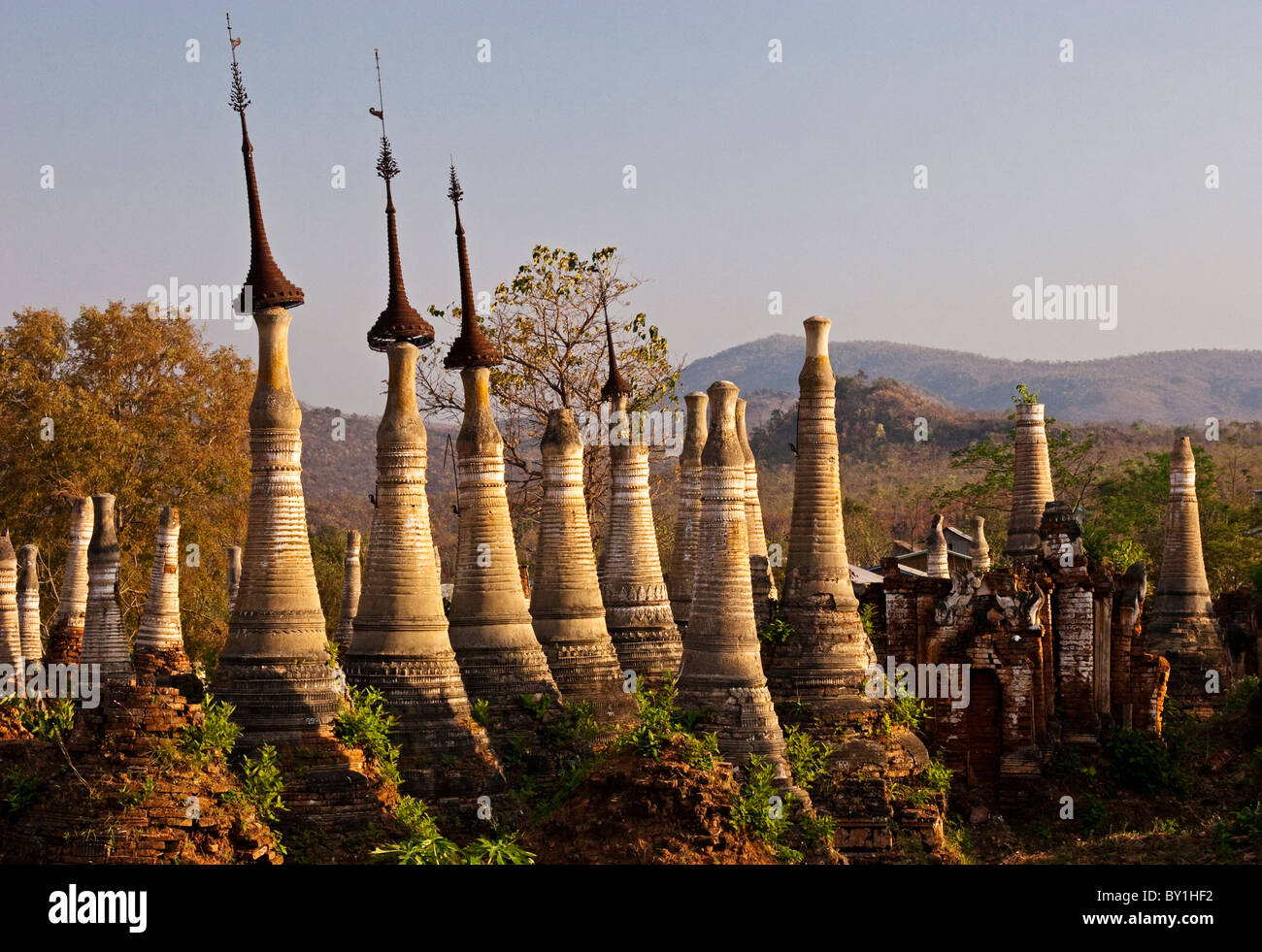 Myanmar, Burma, Inle-See. Alte buddhistische Schreine, Stupas und Pagoden in Shwe Inn Thein Paya, Indein, an den Ufern des Sees Stockfoto