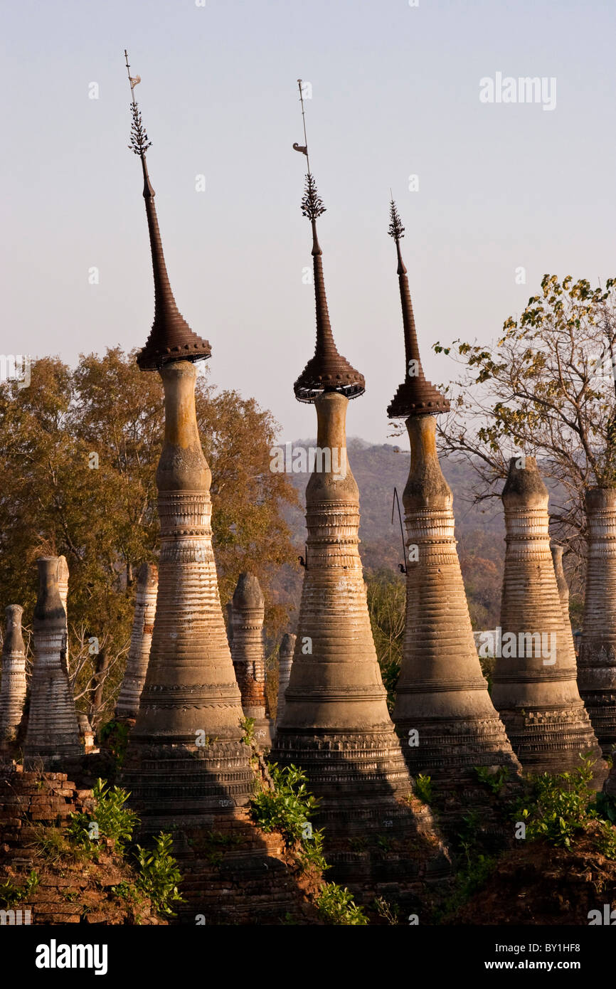 Myanmar, Burma, Inle-See. Alte buddhistische Schreine, Stupas und Pagoden in Shwe Inn Thein Paya, Indein, an den Ufern des Sees Stockfoto