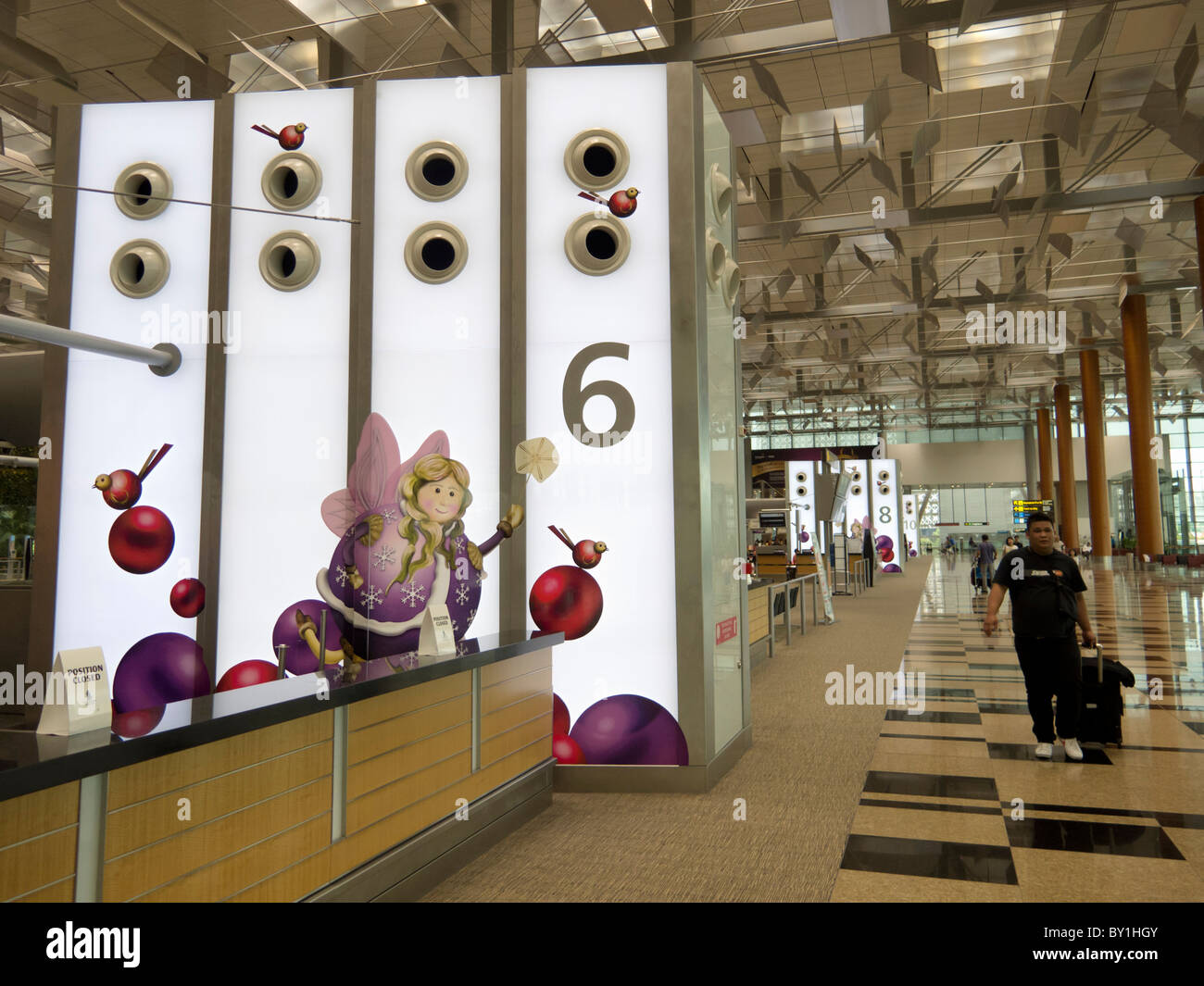 Innenraum des neuen Terminal 3 am Changi International Airport mit modernem Design von Lüftungskanälen in Singapur Stockfoto