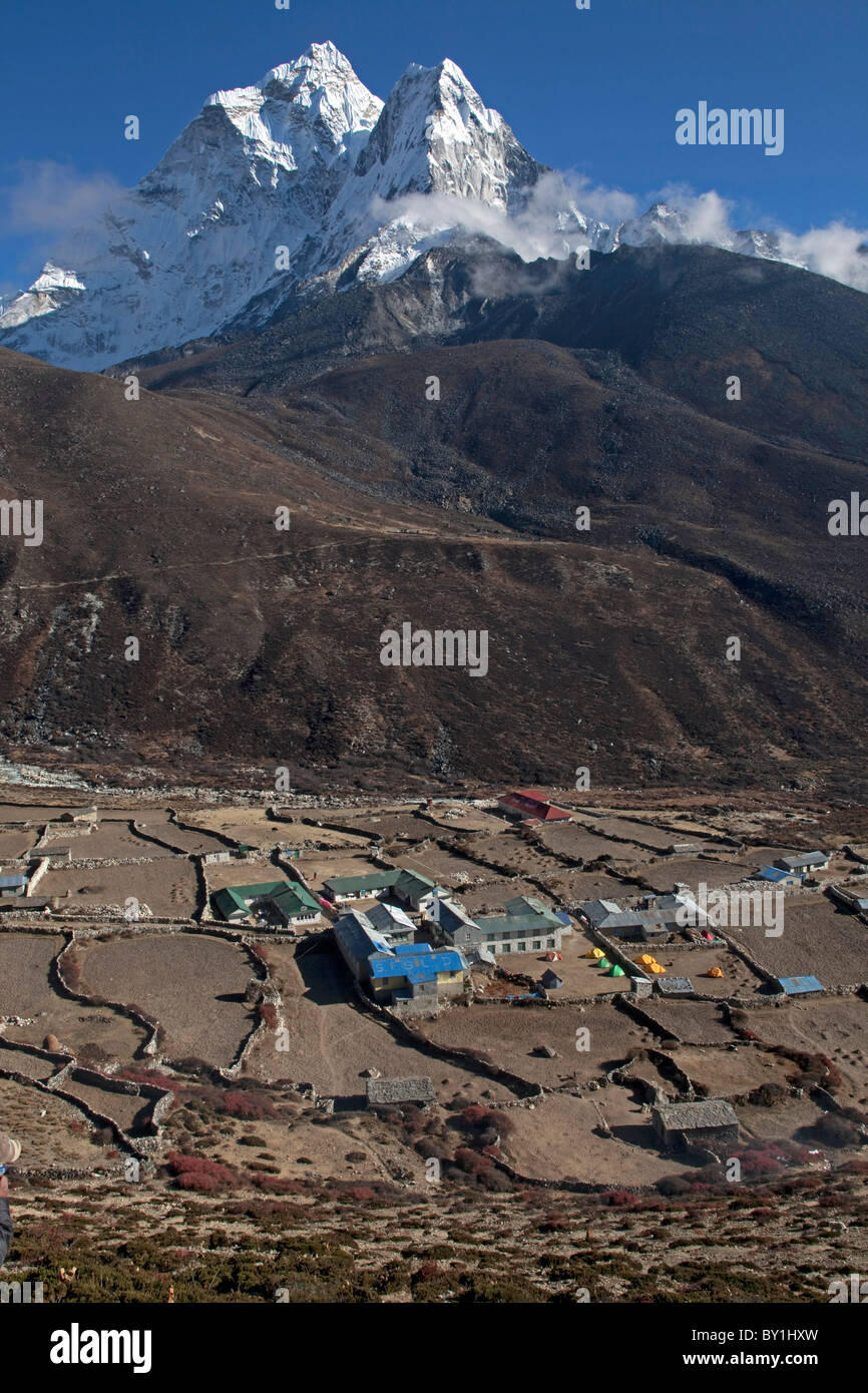 Nepal, Everest Region Khumbu-Tal.  Blick über eine remote Sherpa-Siedlung in Richtung zum majestätischen Gipfel der Ama Dablam Stockfoto