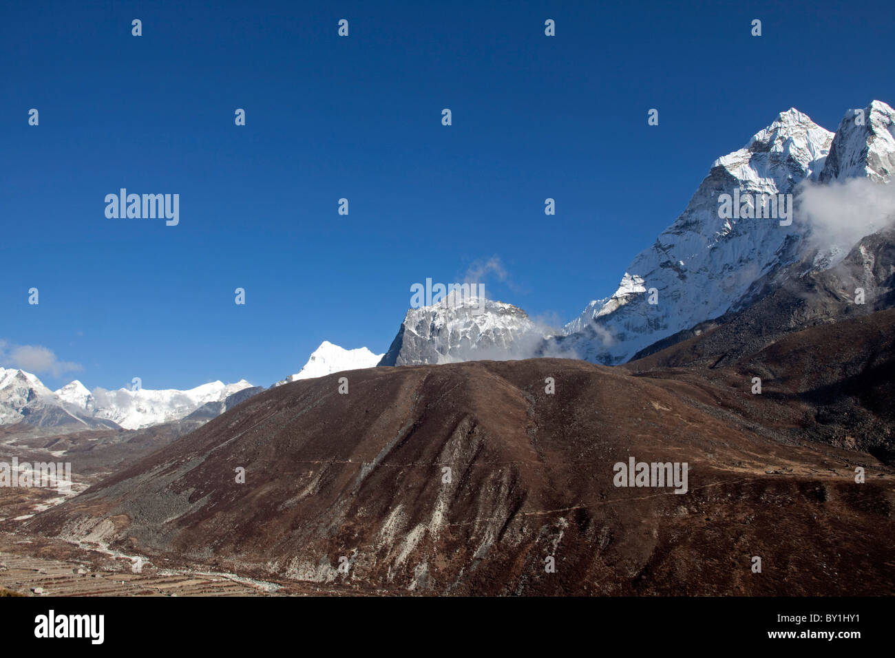 Nepal, Everest Region Khumbu-Tal. Schauen vorbei an dramatischen Grat der Ama Dablam in Richtung Island Peak und die Südwand des Stockfoto