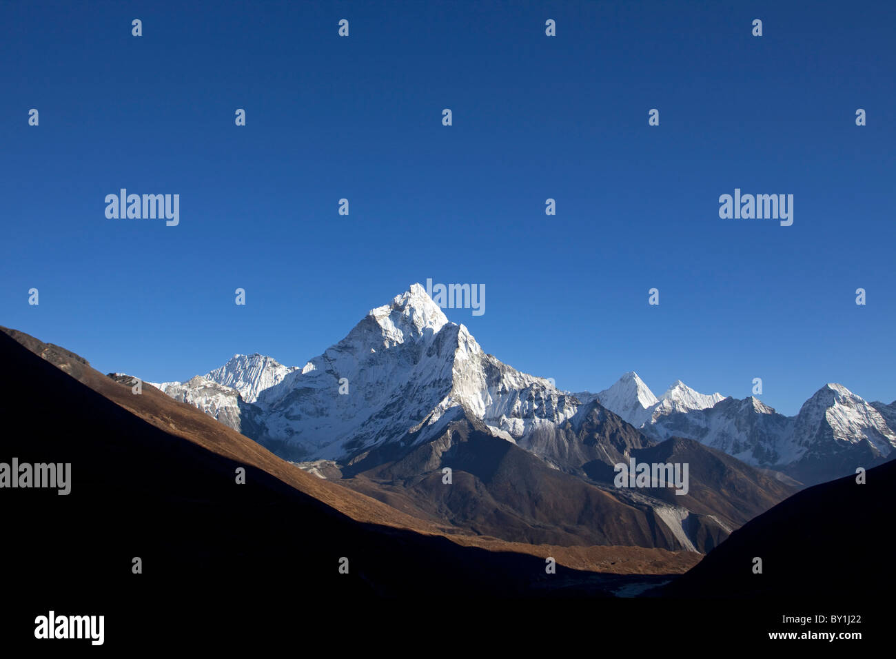 Nepal, Everest Region Khumbu-Tal.  Rückblick auf den Everest Base Camp Weg in Richtung Periche und der dramatischen Ama Stockfoto
