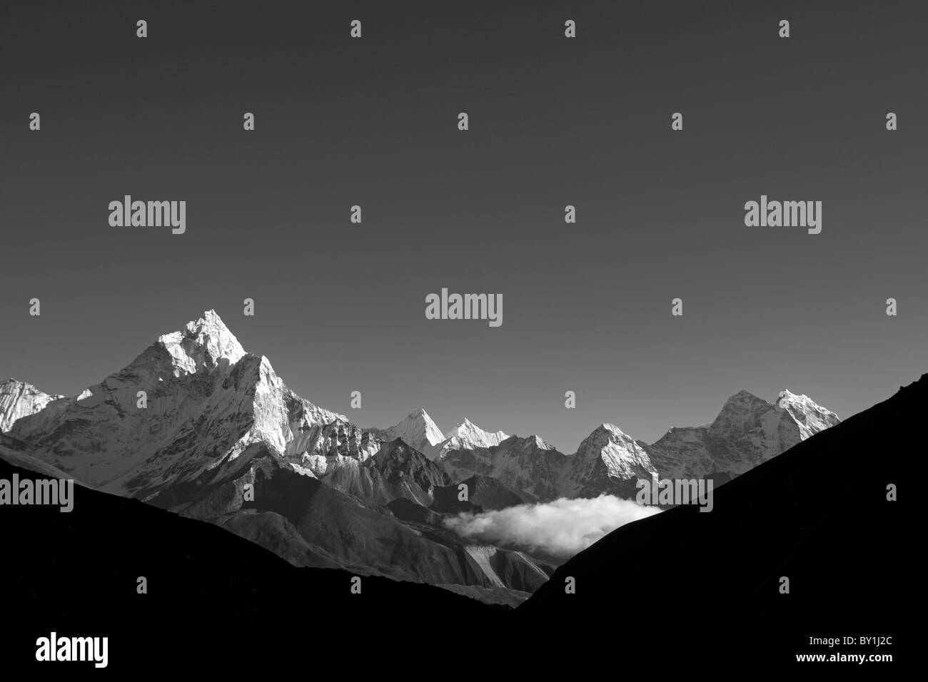 Nepal, Everest Region Khumbu-Tal.  Rückblick auf den Everest Base Camp Weg in Richtung Periche und der dramatischen Ama Stockfoto