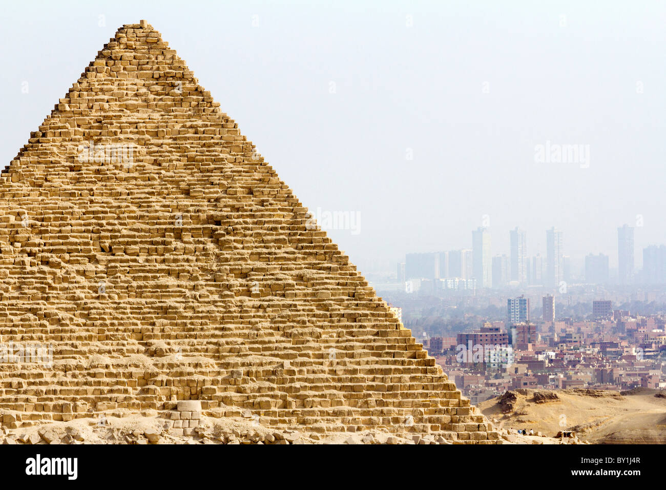 Pyramiden von Gizeh, Ägypten - Mykerinos und Wolkenkratzer von Kairo im verschwommenen Hintergrund 2 Stockfoto