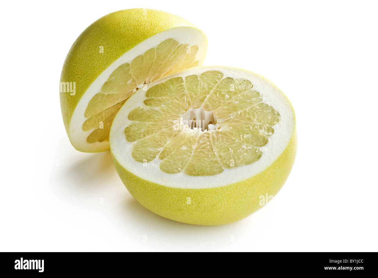 zwei Hälften der Pomelo Frucht auf weißem Hintergrund Stockfoto
