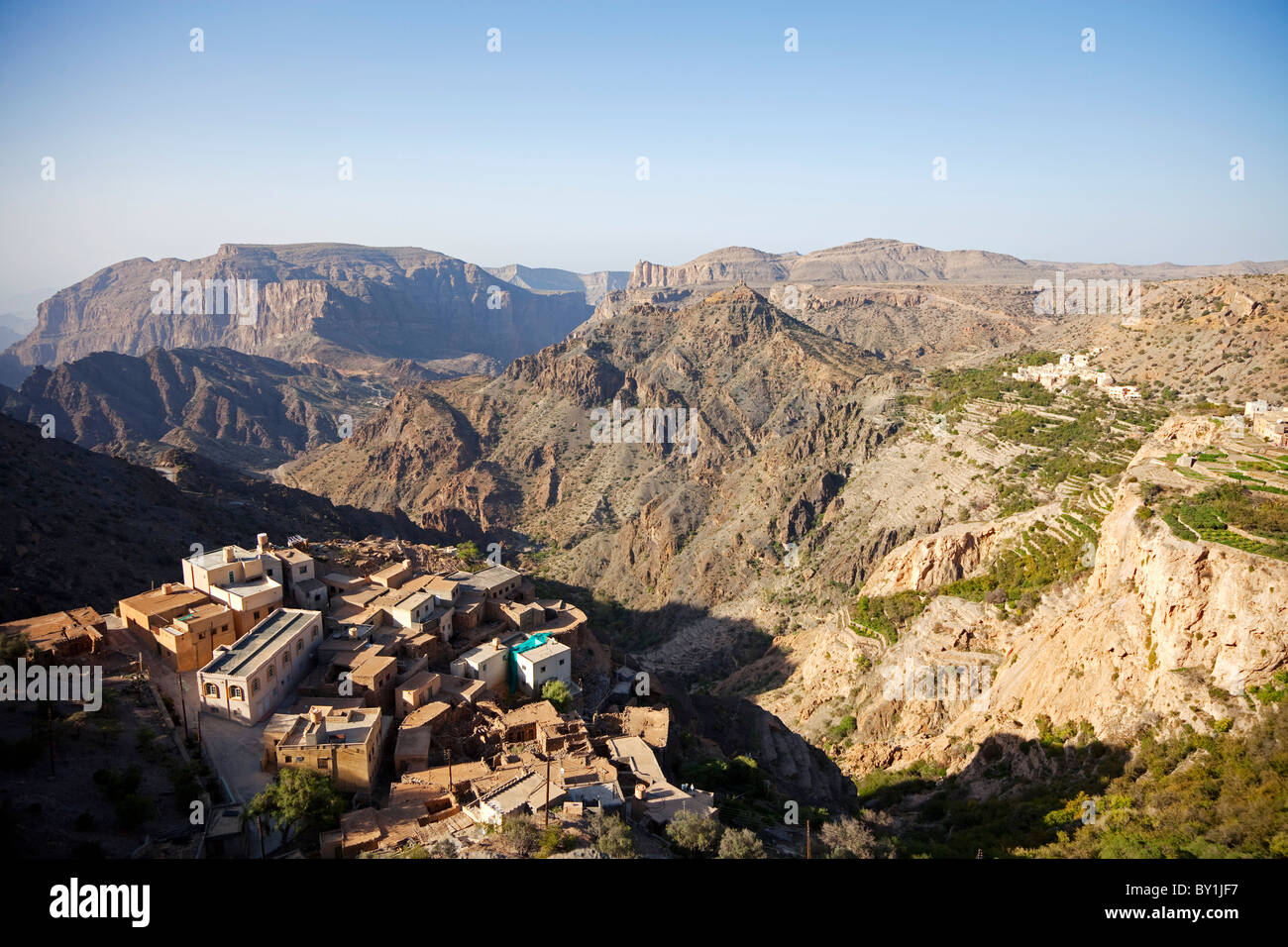 Oman, Al Jabal Al Akhdar. Moderne Dorf in den Bergen. Stockfoto