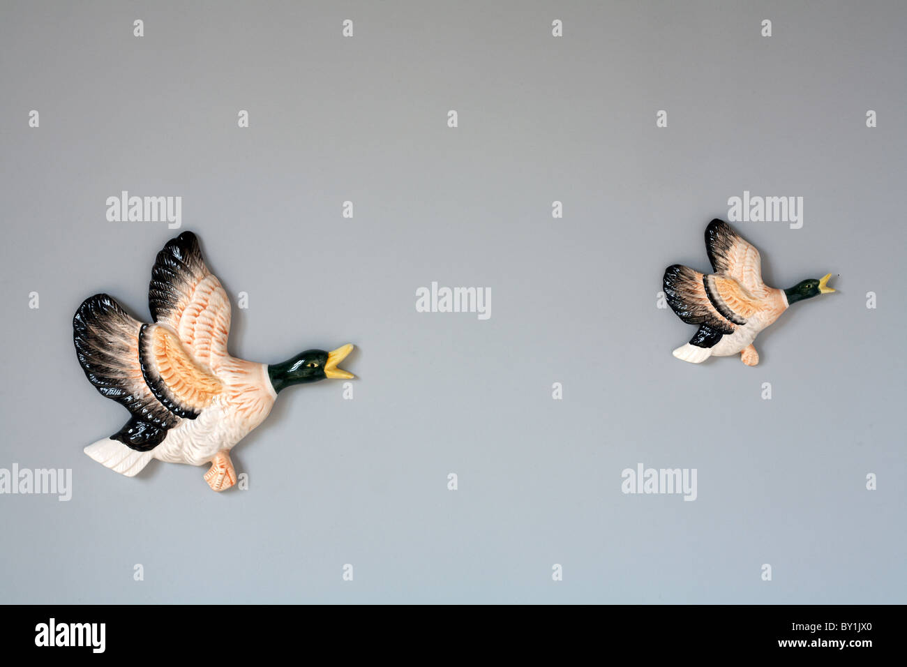 Zwei fliegende Ente Ornamente auf Wand Stockfoto