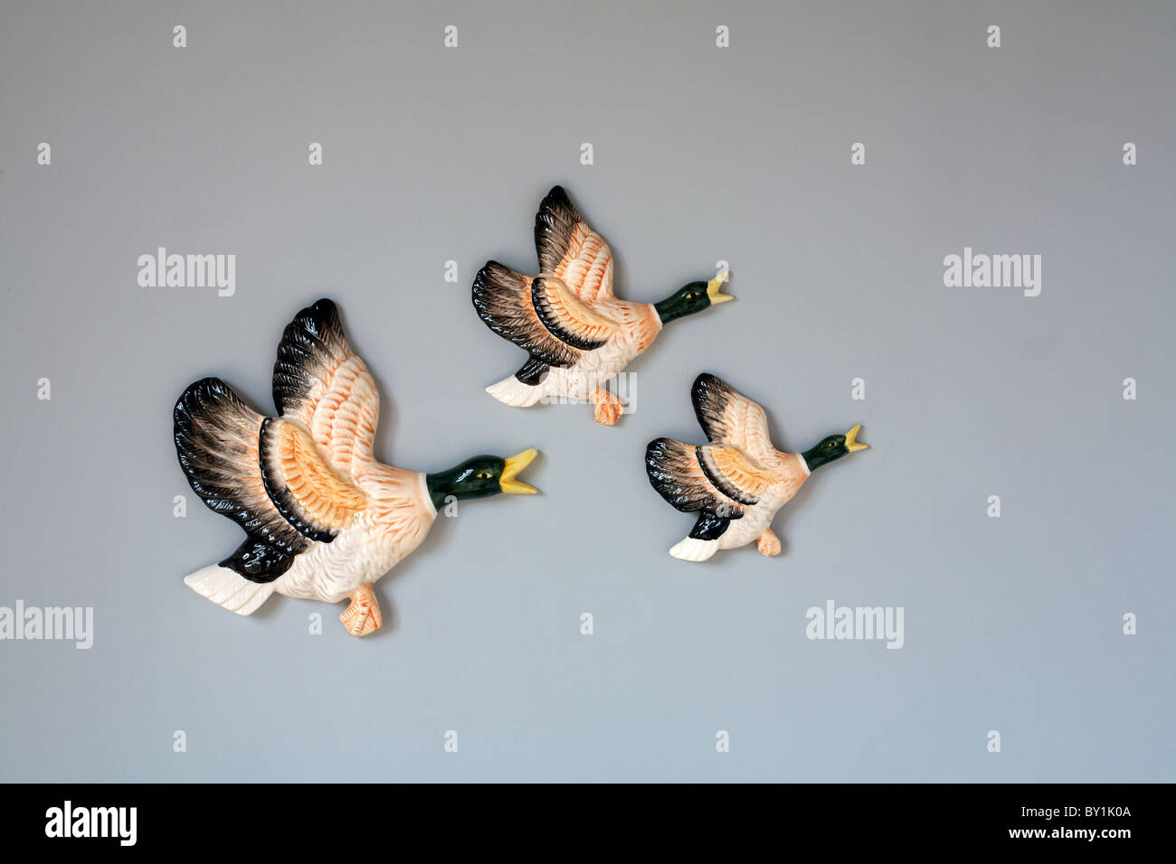 Drei fliegende Ente Ornamente auf Wand Stockfoto