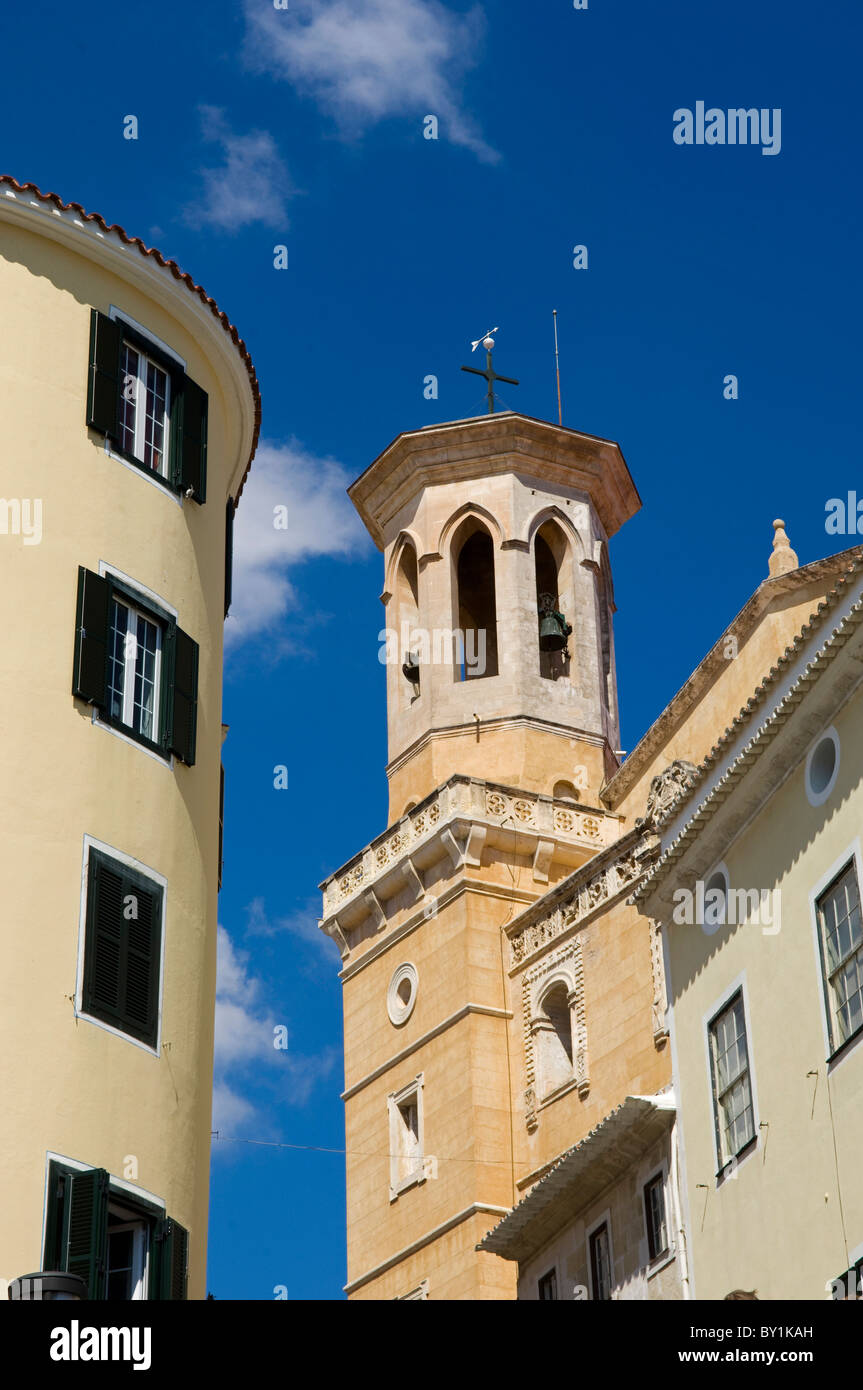 Spanien, Menorca, Mahon. Glockenturm auf reich verzierte Gebäude in der Hauptstadt Menorcas. Stockfoto