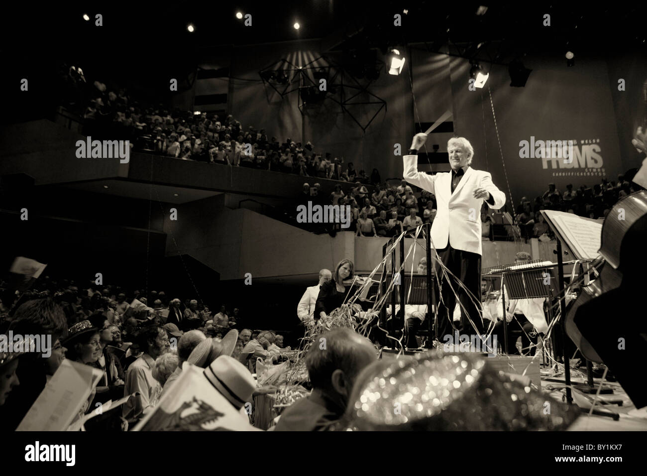 Owain Arwel Hughes Durchführung der letzten Night Of The Proms, St Davids Hall, Cardiff. Stockfoto