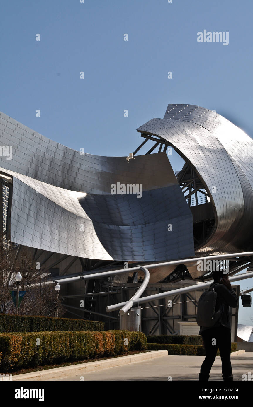 Eine Frau besucht den Jay pritzker Pavilion in den Millenium Park in Chicago, Illinois. Stockfoto