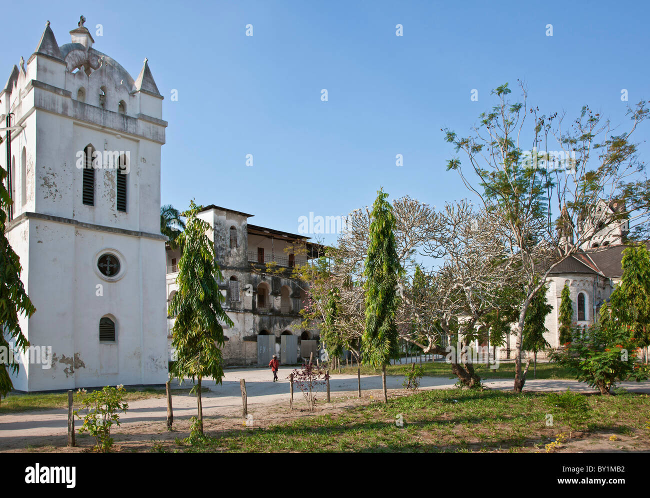 Der Heilige Geist katholischen Mission in Bagamoyo mit der alten Kapelle, wo die Überreste von David Livingstone auf der linken Seite gelegt wurden, Stockfoto