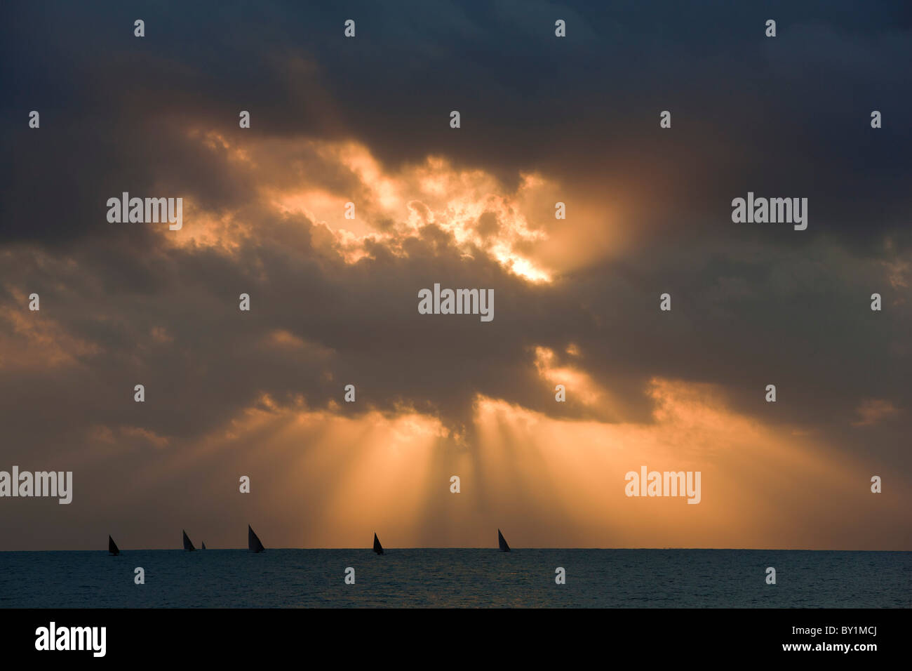 Die Fischereiflotte setzen Segel in den Indischen Ozean vor der Morgendämmerung von Häfen nördlich von Dar-es-Salaam. Stockfoto