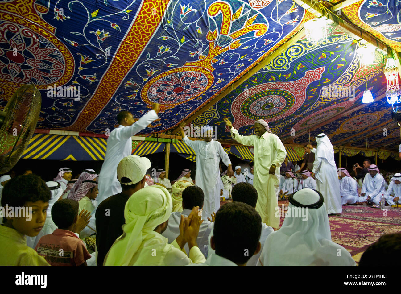 Gäste feiern mit Tanz während einer traditionellen Beduinen Hochzeitsfeier. El Tur, Sinai-Halbinsel, Ägypten Stockfoto
