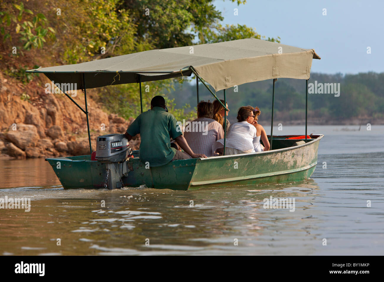 Besucher Selous Game Reserve machen Sie eine Bootsfahrt auf dem Fluss Rufiji, Tiere und Vögel zu beobachten. Stockfoto