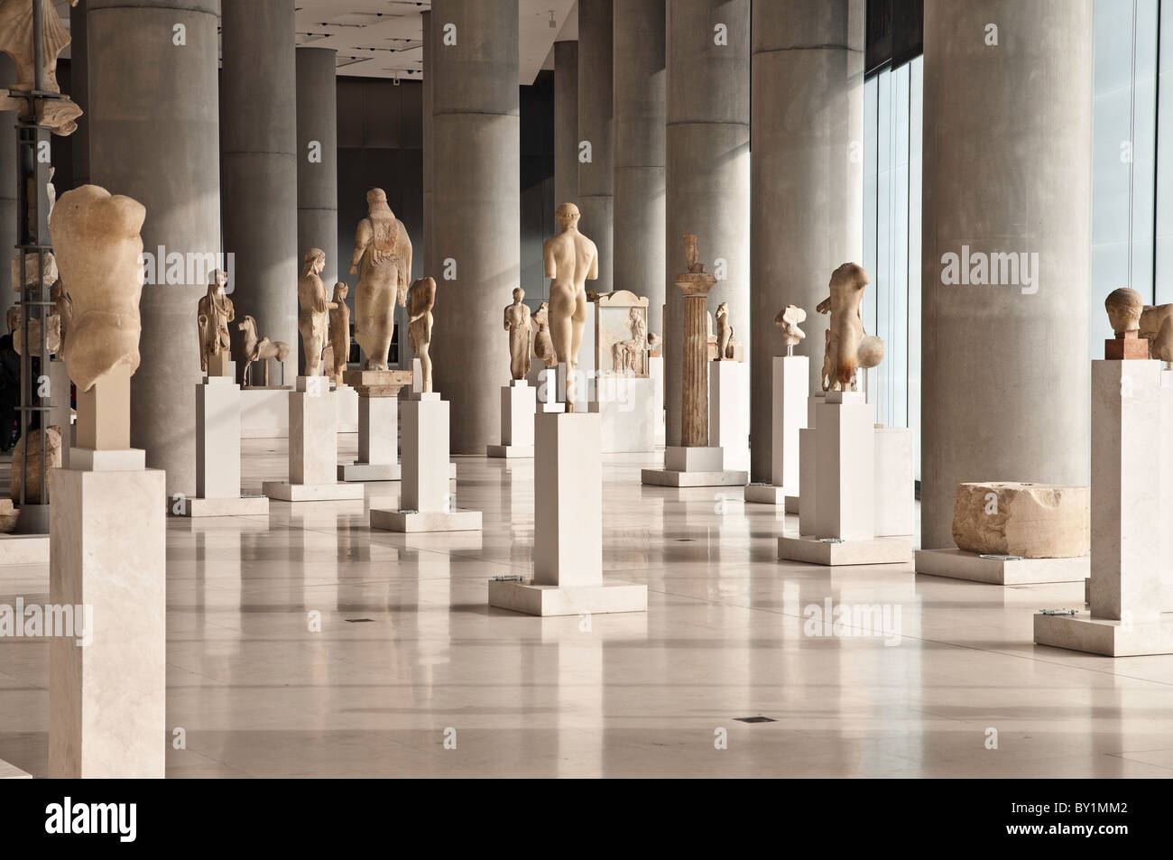 Innenraum des neuen Akropolis-Museum, entworfen von dem Architekten Bernard Tschumi, Athen, Griechenland Stockfoto