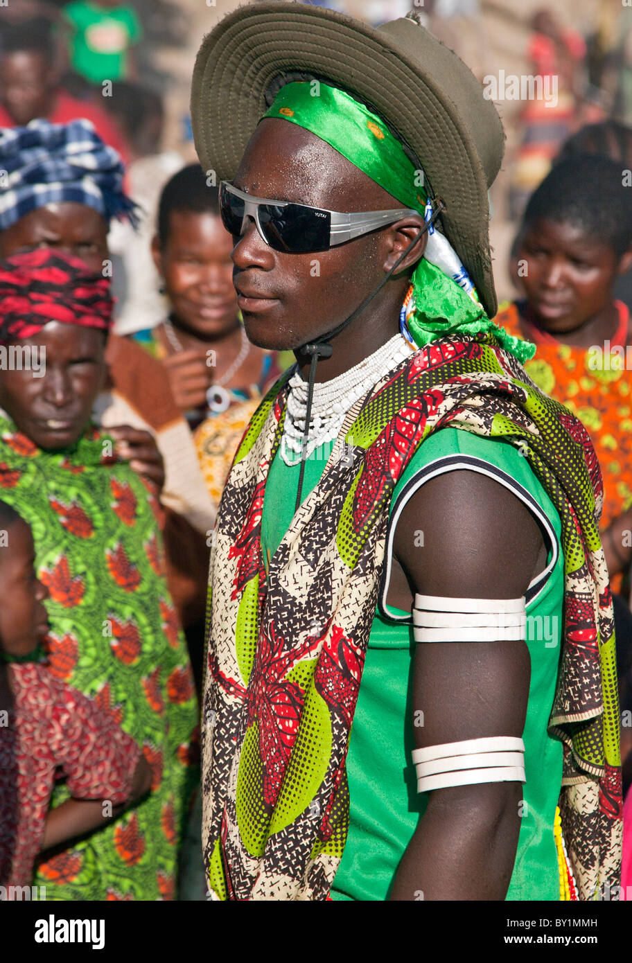 Ein Tänzer aus dem Sukuma Stamm trägt eine Mischung aus traditionellen und modernen Kleid feiert der Jahresurlaub Bauern genannt Stockfoto