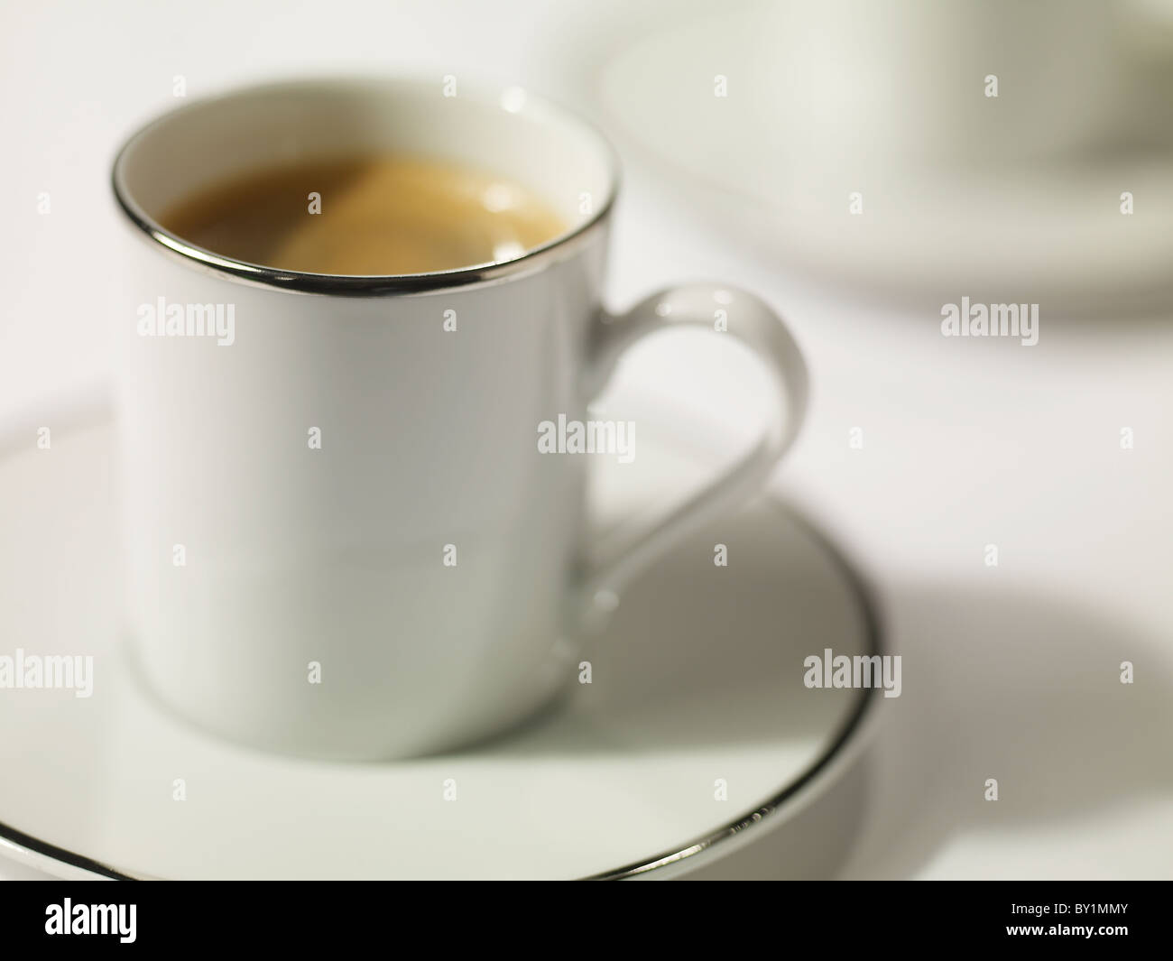 schwarzer Kaffee Espresso in weißen Schalen mit einem Silber vergoldet Felge Stockfoto