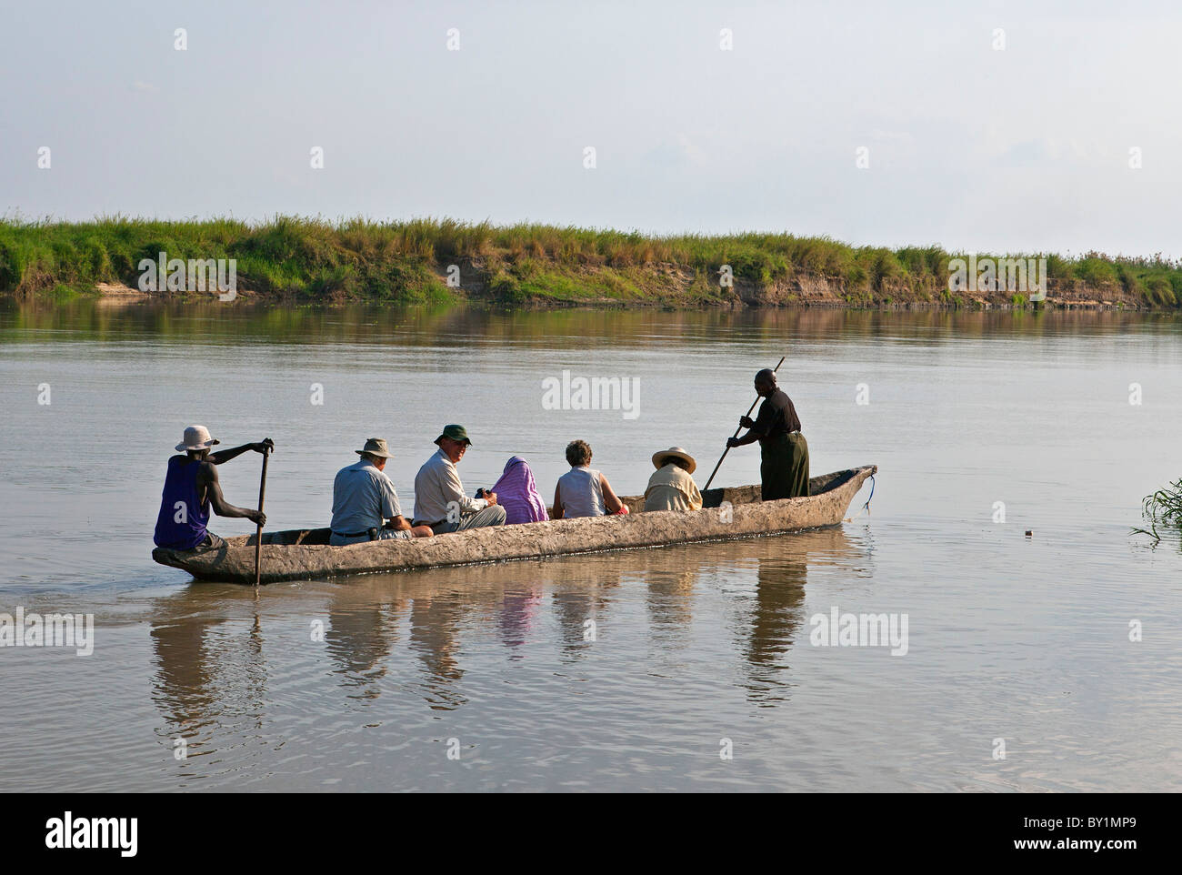 Bootfahren und Vogelbeobachtung auf dem Kilombero-Fluss in der Nähe von Ifakara. Dieser Fluss ist einer der größten Nebenflüsse des Rufiji Flusses. Stockfoto