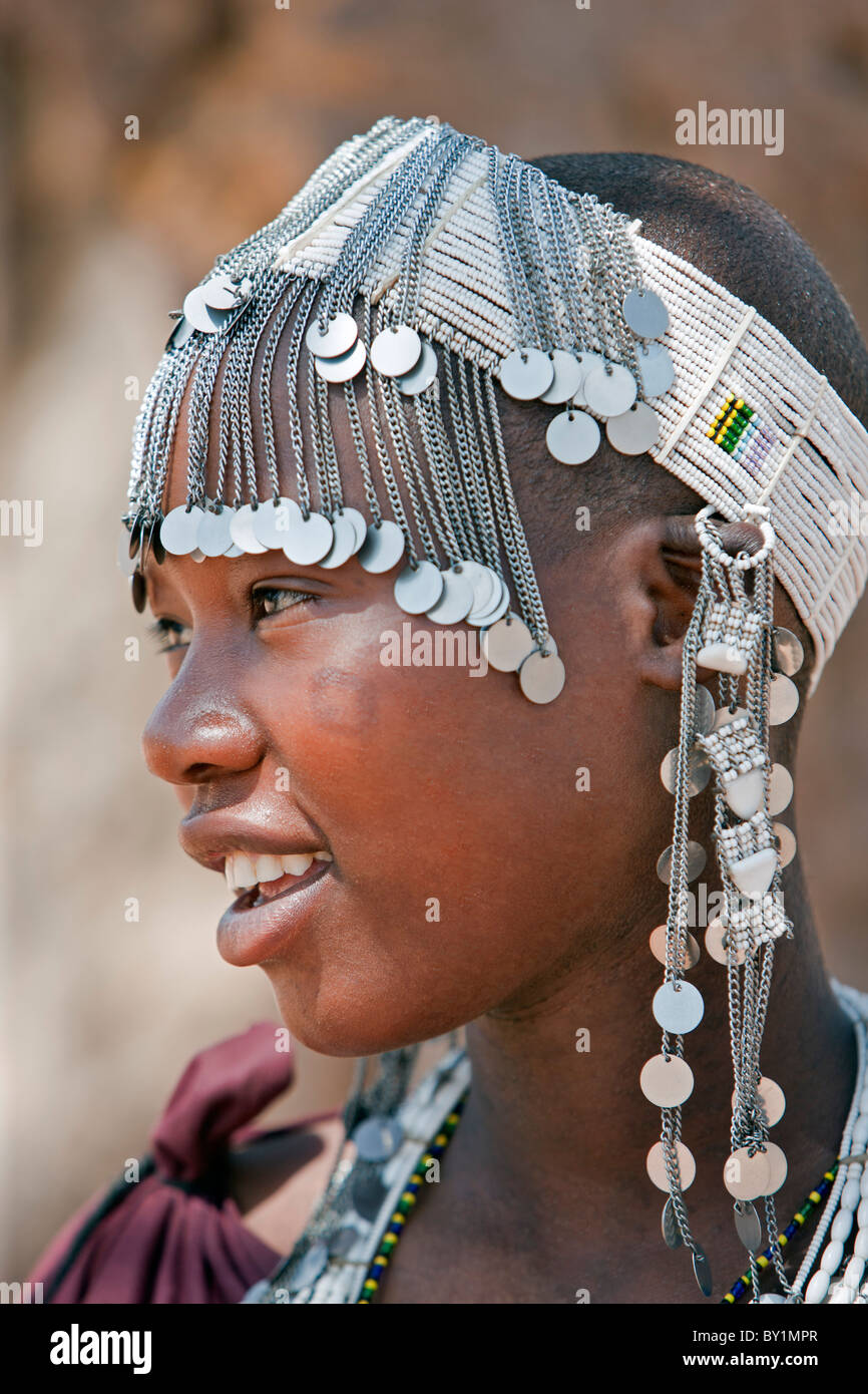 Ein Maasai Mädchen aus dem Kisongo Clan eine attraktive Perlen Stirnband tragen. Stockfoto