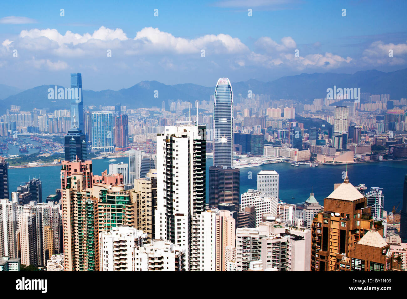 Die berüchtigten Victoria Peak von Hong Kong an die Skyline von Kowloon und Victoria Harbour an einem Sommertag mit blauem Himmel Stockfoto