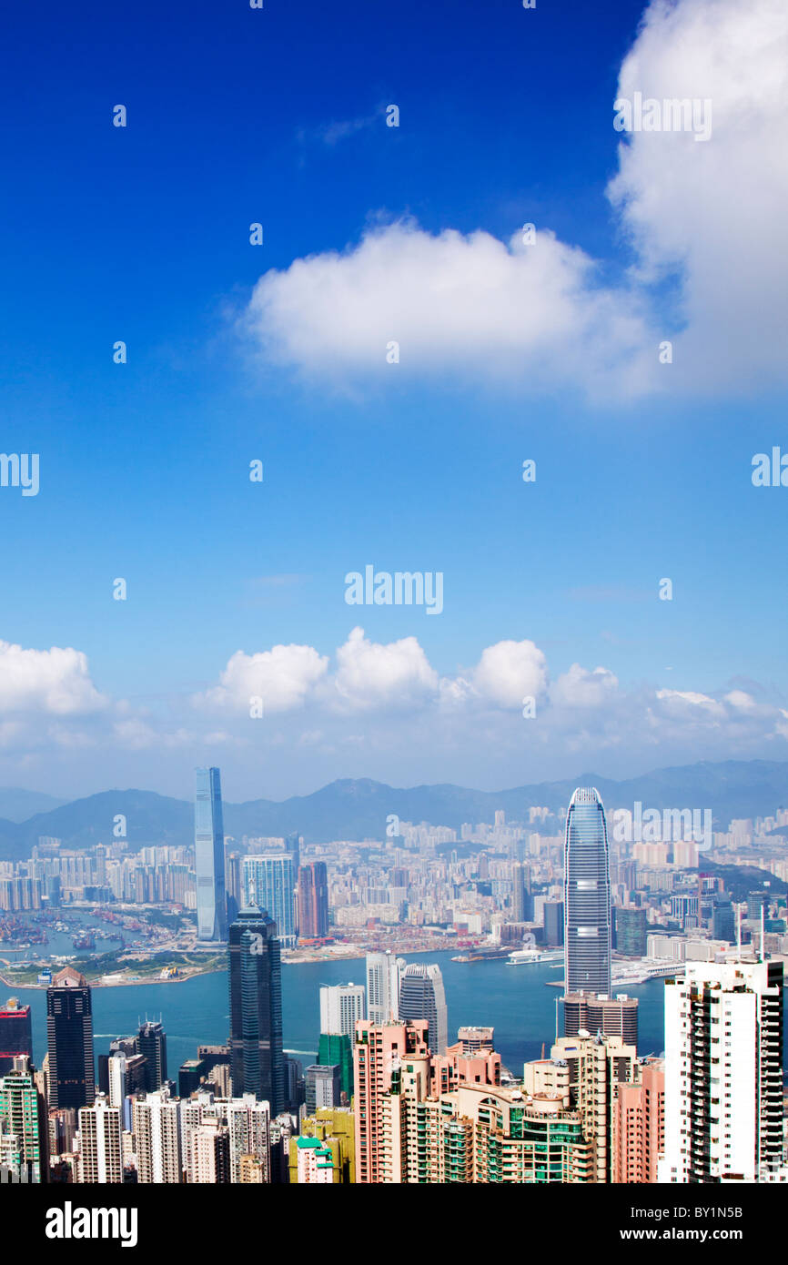 Die berüchtigten Victoria Peak von Hong Kong an die Skyline von Kowloon und Victoria Harbour an einem Sommertag mit blauem Himmel Stockfoto