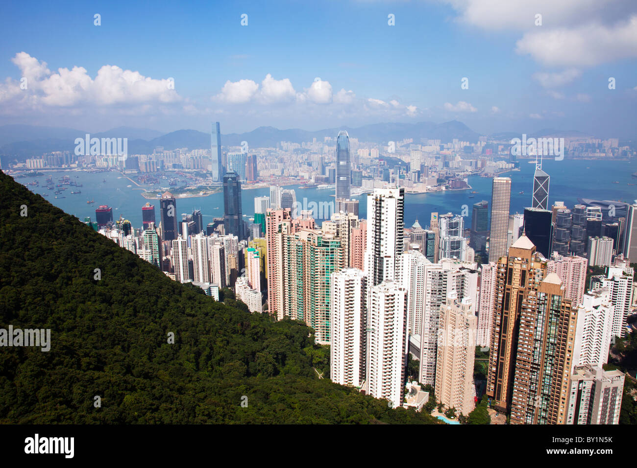 Die berüchtigten Victoria Peak von Hong Kong an die Skyline von Kowloon und Victoria Harbour an einem Sommertag mit blauem Himmel Stockfoto