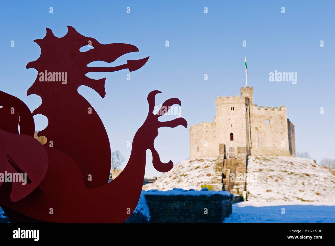 Europa, UK, Vereinigtes Königreich, Wales, Cardiff, Schnee bedeckte Cardiff Castle im Winter, Welsh Dragon Stockfoto