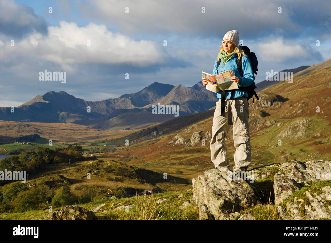 North Wales, Snowdonia.  Eine Frau Halt auf die Karte schauen, beim Wandern im Snowdonia.  (MR) Stockfoto