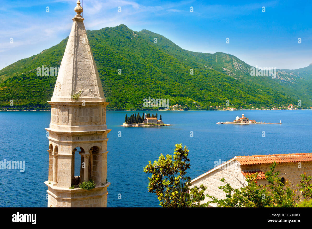 Unsere Liebe Frau von den Felsen Insel Kirche (Gospa od Skrpjela), Bucht von Kotor, Montenegro Stockfoto