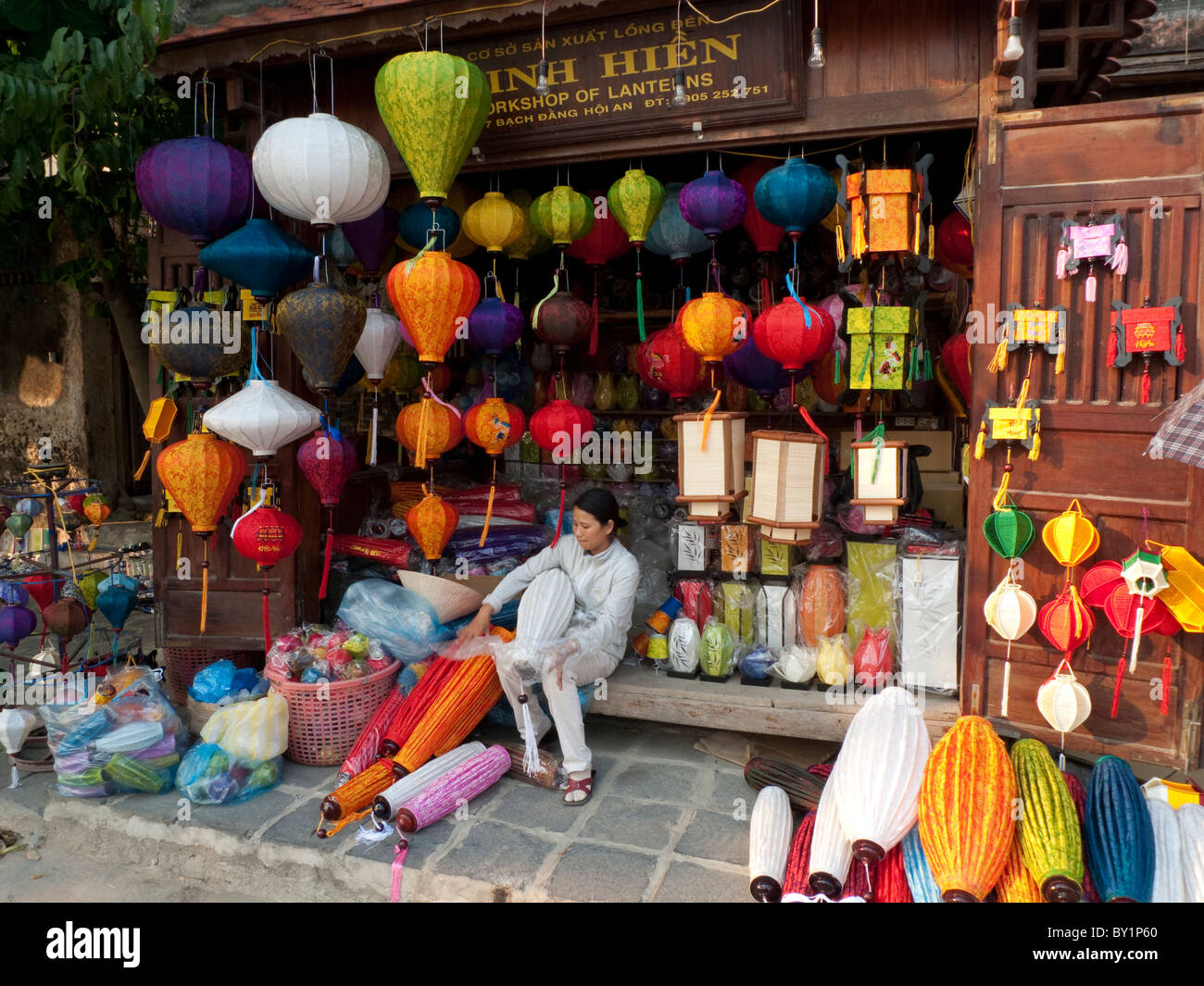 Frau arbeitet in einem Laden verkaufen chinesische Laternen, Hoi an, Vietnam Stockfoto