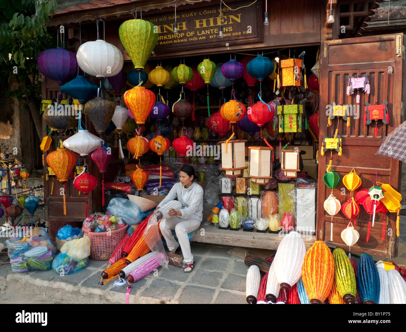 Frau arbeitet in einem Laden verkaufen chinesische Laternen, Hoi an, Vietnam Stockfoto