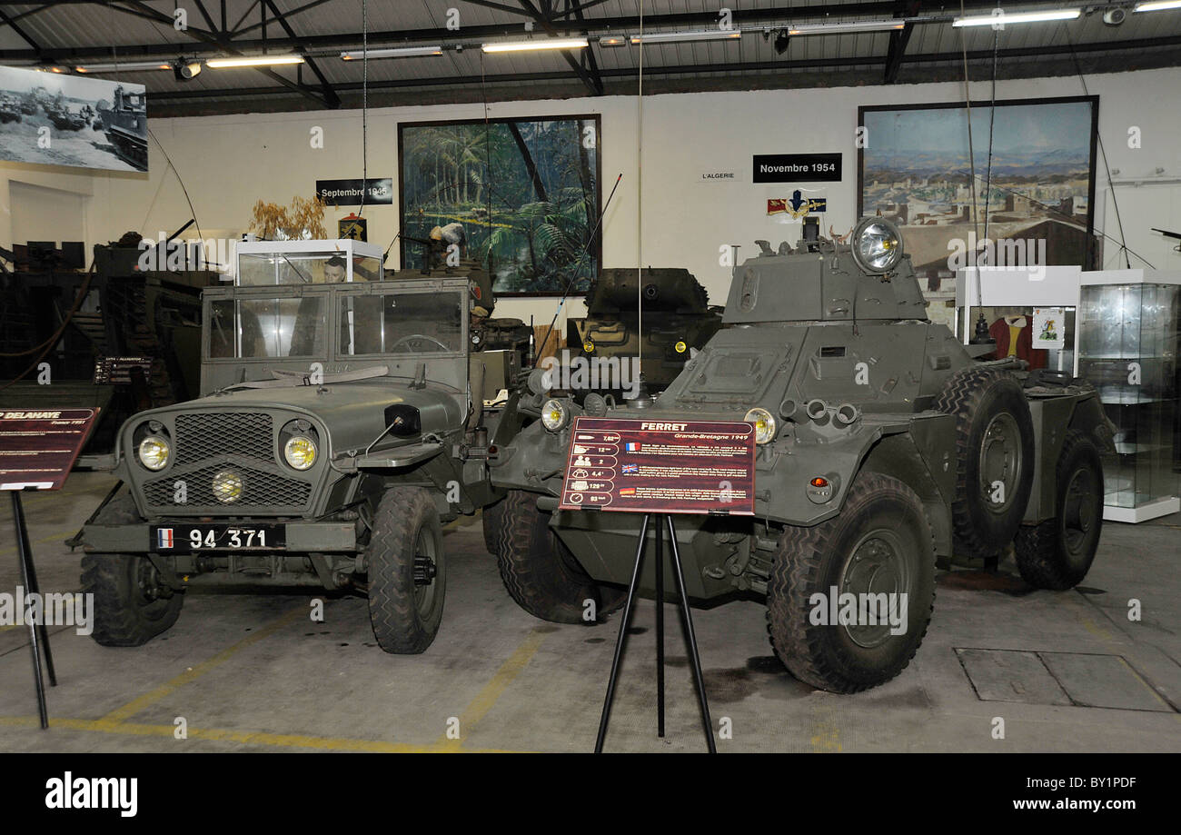 Französisch Delahaye Jeep und britische gepanzerte Frettchen Fahrzeugdisplay in das Panzermuseum Saumur Stockfoto