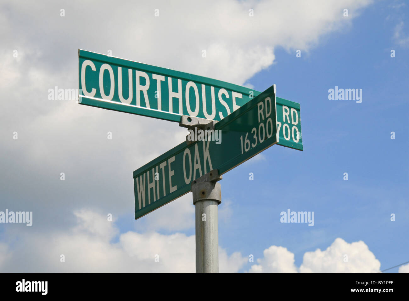 Straßenschild an der Kreuzung der Courthouse Road und White Oak Road, Petersburg, Vereinigte Staaten. Ort der Schlacht von Five Forks. Stockfoto
