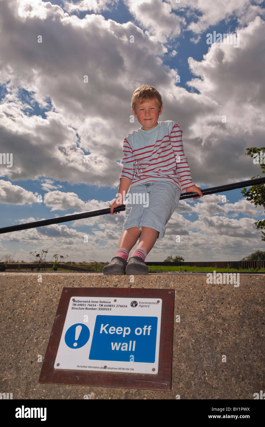 Ein Modell freigegeben freche junge verstößt gegen die Regeln bei Walberswick, Suffolk, England, Großbritannien, Uk Stockfoto