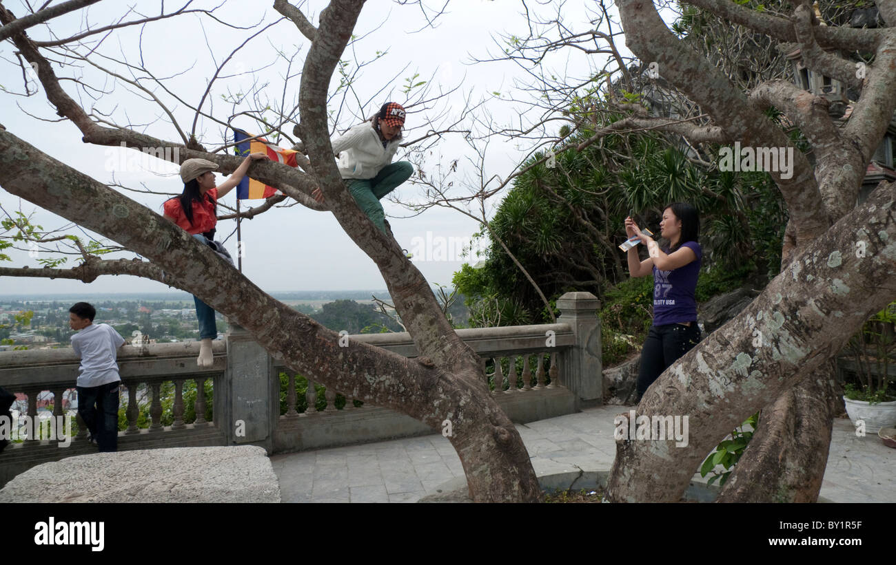 Lokale Touristen fotografieren einander vor einer Höhle Tempel, Marble Mountain Danag, Vietnam Stockfoto