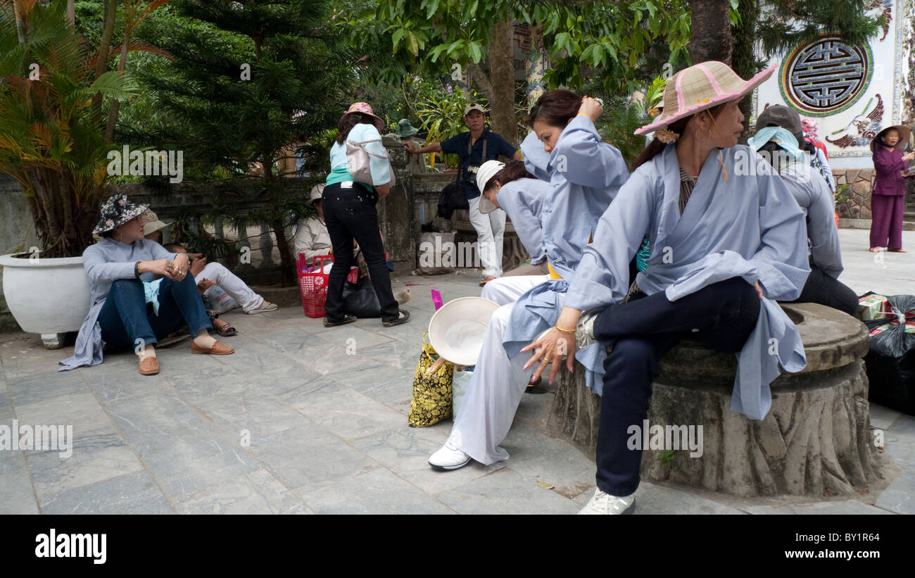 Einheimische Touristen vor einer Höhle Tempel, Marble Mountain Danag, Vietnam Stockfoto