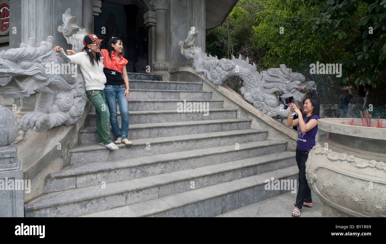 Lokale Touristen fotografieren einander vor einer Höhle Tempel, Marble Mountain Danag, Vietnam Stockfoto