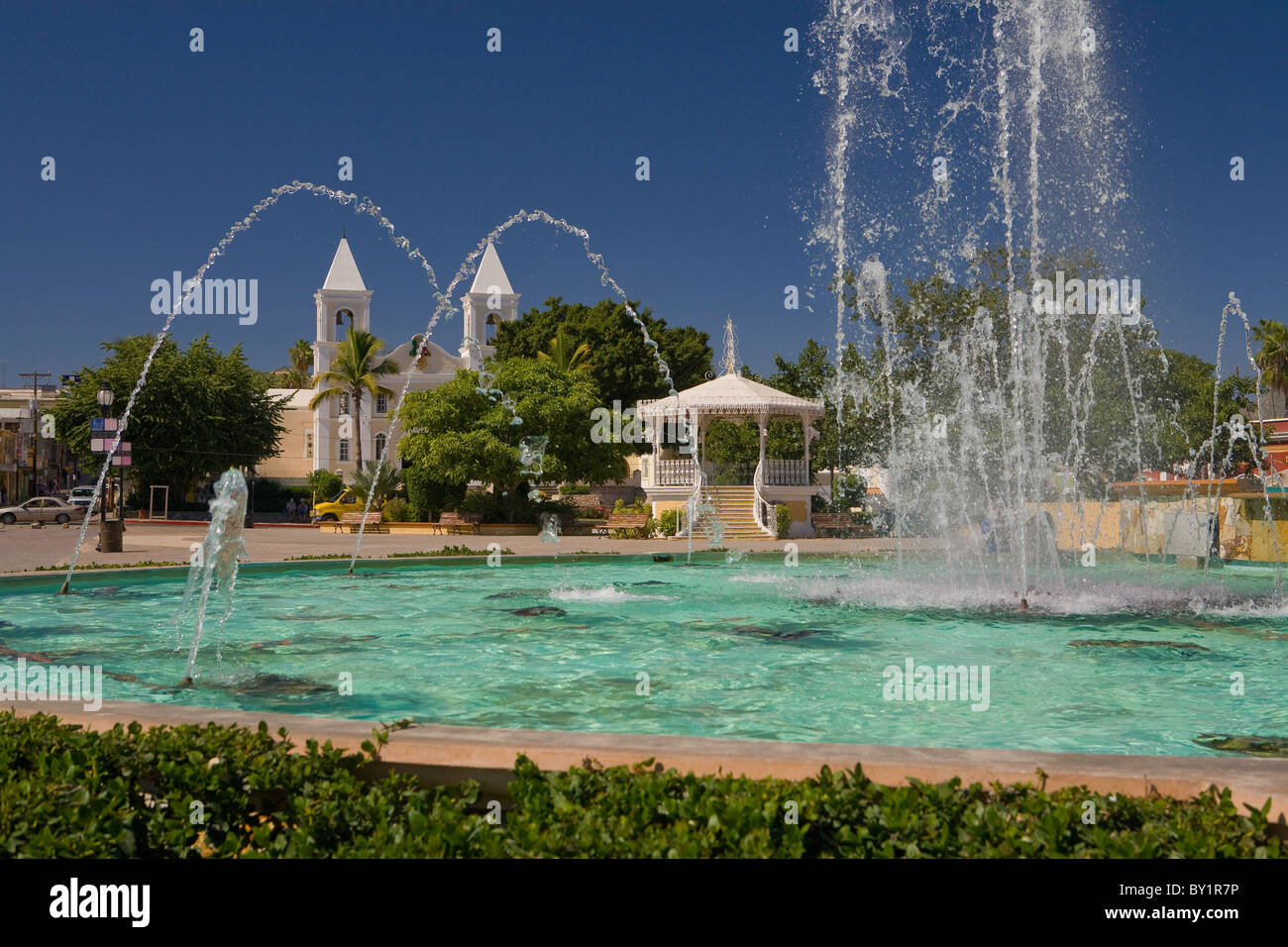 Spritzbrunnen, Hof und Kirche in San Jose de Cabo, Mexiko Stockfoto