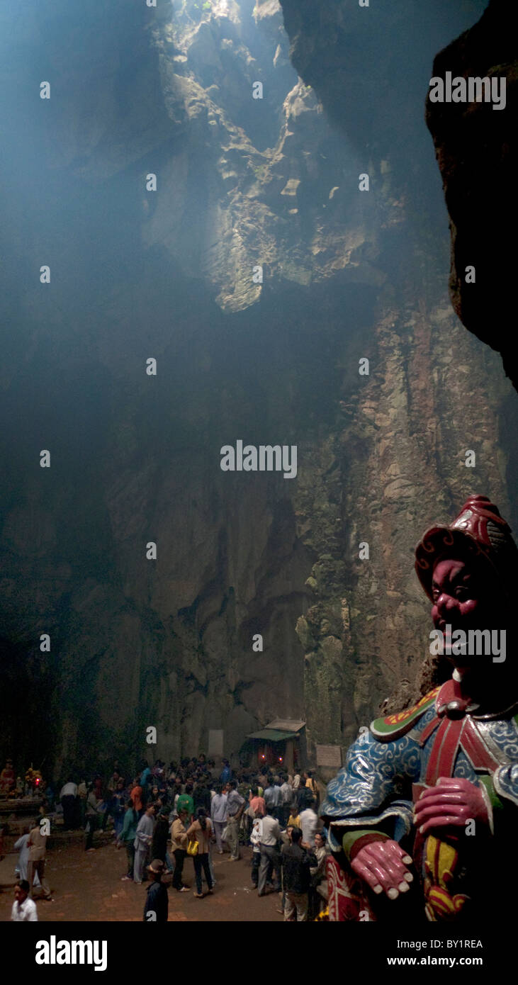 Beten im Inneren einer Höhle Tempel, Marble Mountain Danag, Vietnam Stockfoto