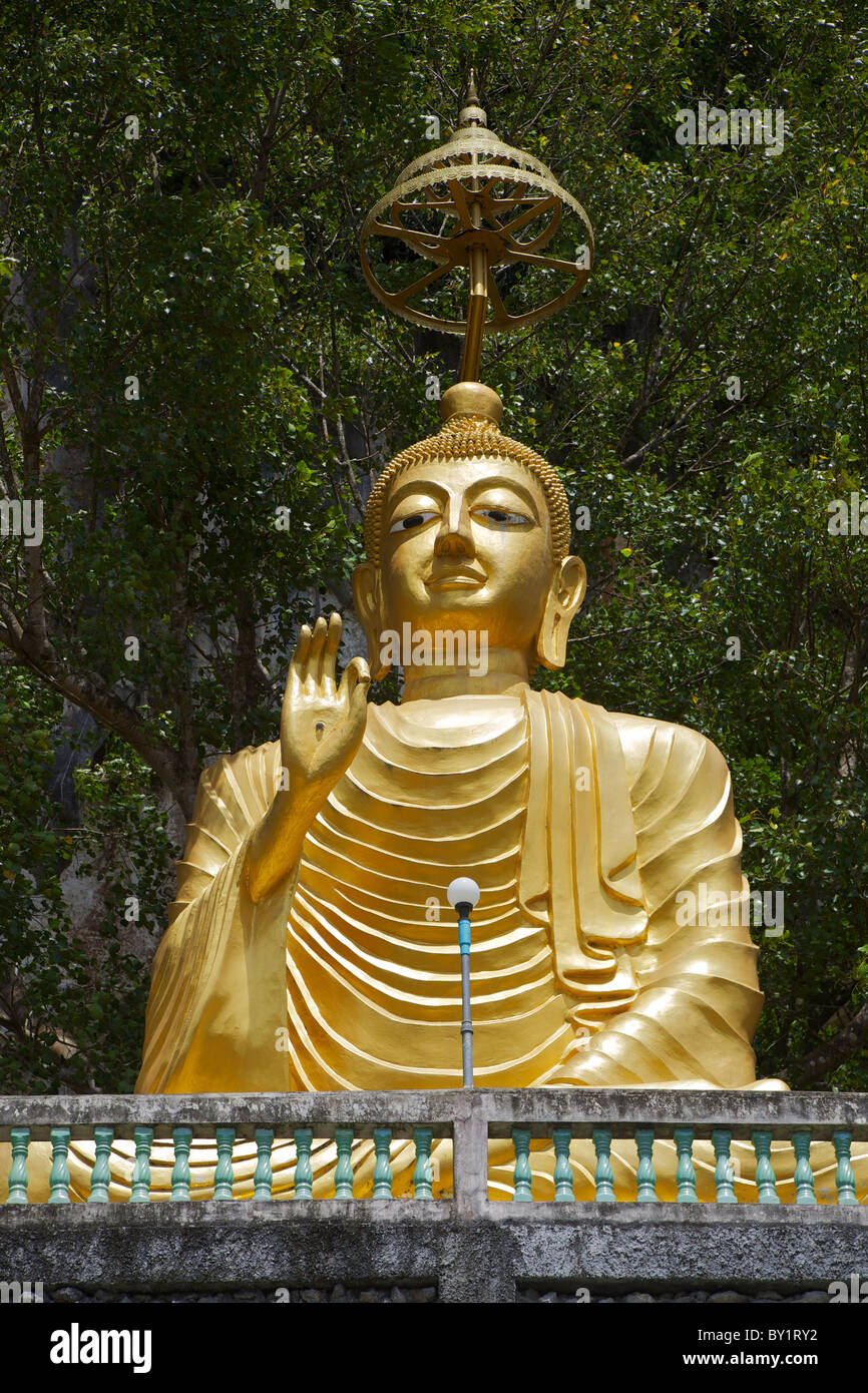 Ein Buddha auf der Seite der Straße in Pang Na, Thailand Stockfoto