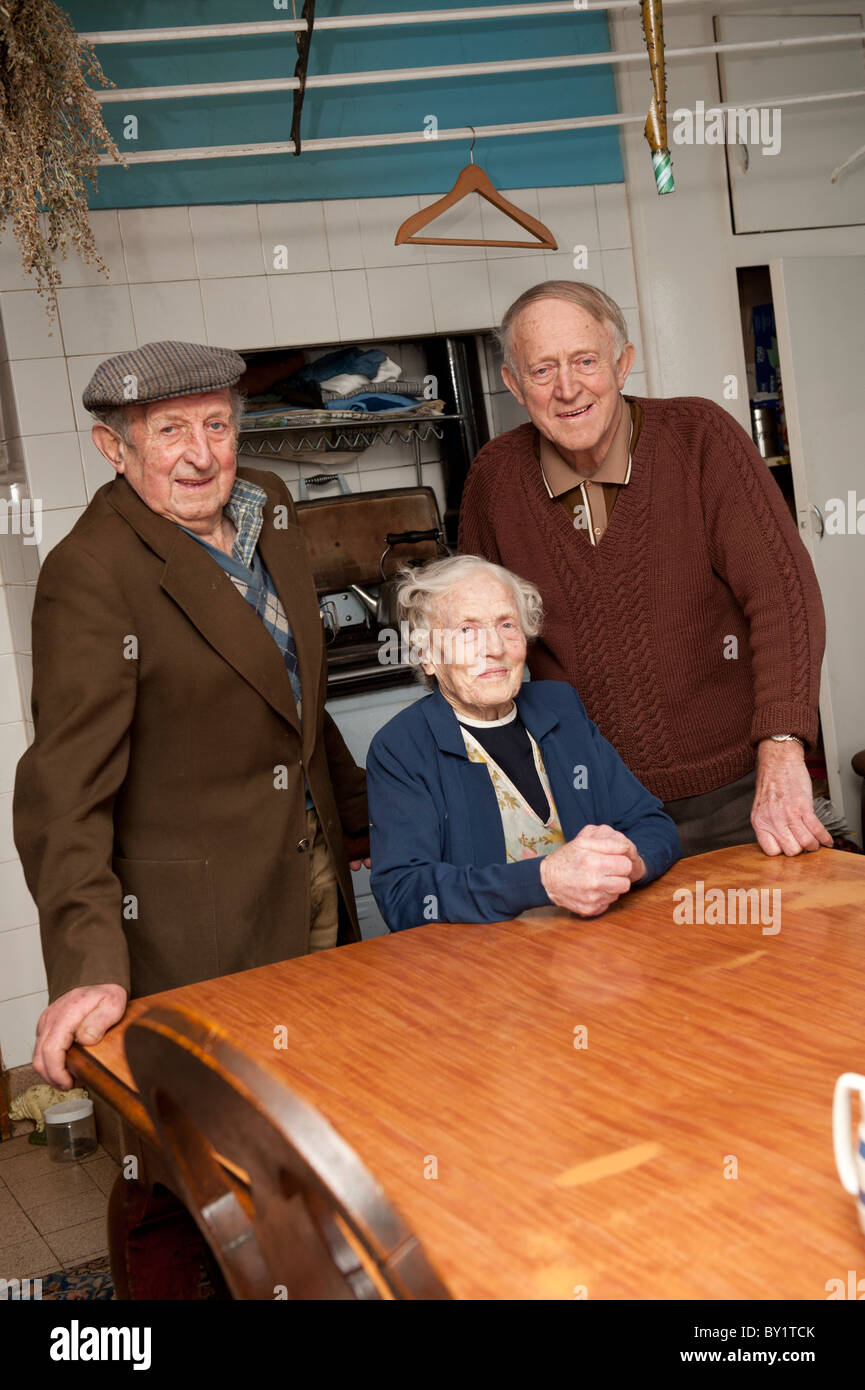 Ältere Geschwister Cerdin (85), Nancy (87) und Elwyn Williams (73) auf ihrer Farm in Rhiw Lug, Tregroes, Ceredigion, Wales UK. Stockfoto