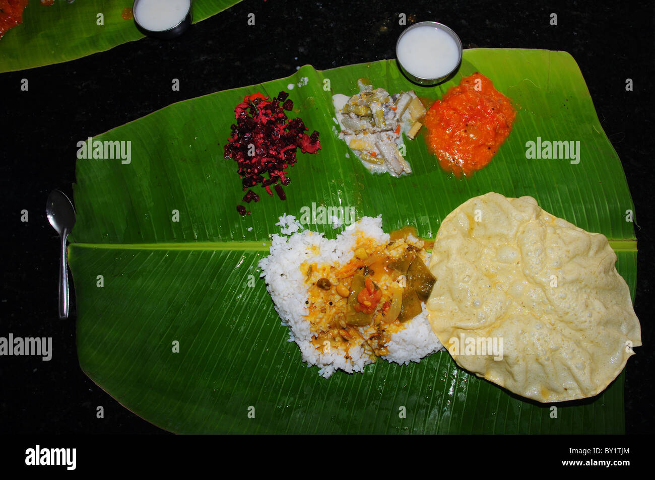 Indische Thali Mahlzeit serviert auf einem Bananenblatt Stockfoto