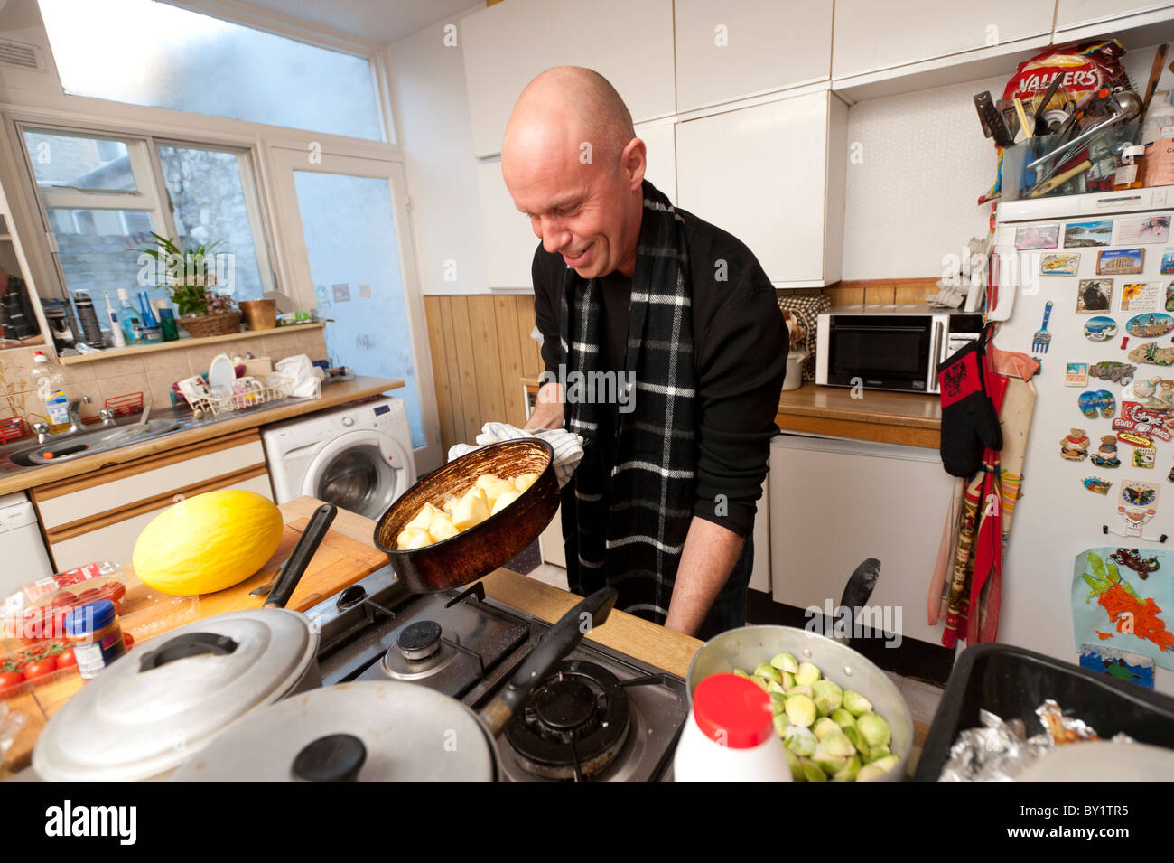 Ein Mann in der Küche und bereitet das Essen für die Familie Abendessen am ersten Weihnachtsfeiertag, UK Stockfoto