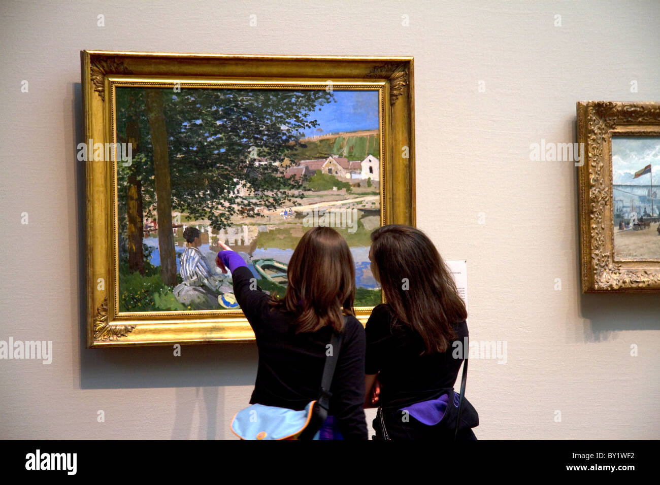 Frauen bewundert Kunst am Art Institute of Chicago, Illinois, USA angezeigt. Stockfoto