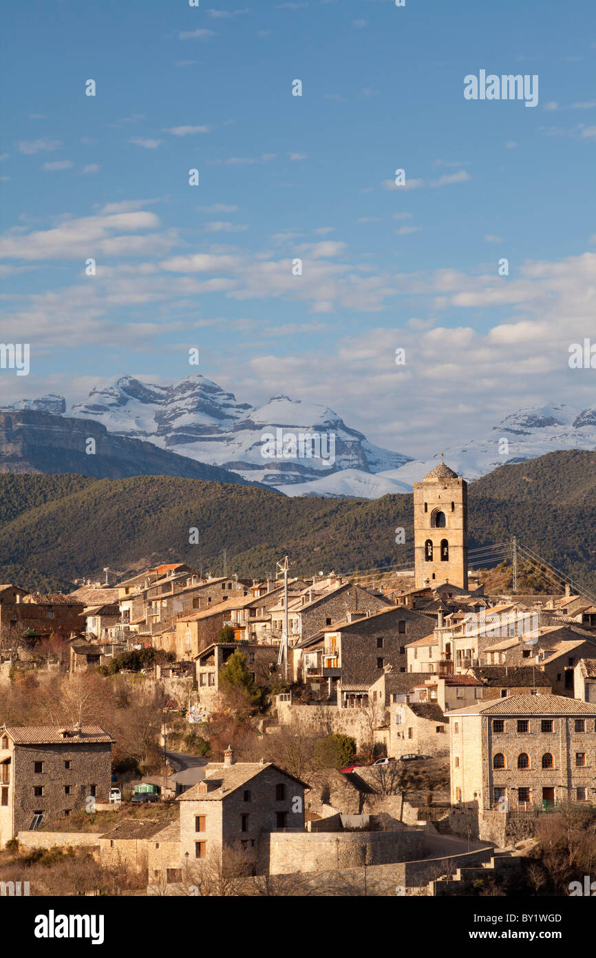 Dorf von Ainsa und Sorores Gipfel - Añisclo, Marboré und Monte Perdido-, Huesca, Spanien Stockfoto