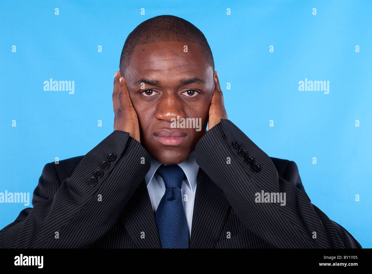 afrikanischen Geschäftsmann mit Händen, Ohren Stockfoto